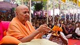  Swamishri performs pratishtha arti