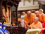  Swamishri performs pujan of murtis