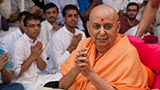  Swamishri greets devotees with 'Jai Swaminarayan'