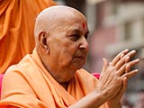  Swamishri greets devotees with 'Jai Swaminarayan'