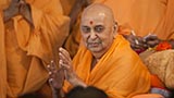  HH Pramukh Swami Maharaj greets devotees with 'Jai Swaminarayan'