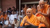  Swamishri greets devotees with 'Jai Swaminarayan'