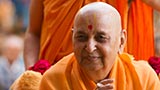  Swamishri greets devotees with 'Jai Swaminarayan'