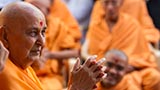  Swamishri greets devotees with 'Jai Swaminarayan'
