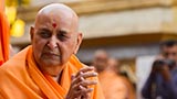  Swamishri greets devotees with 'Jai Swaminarayan'