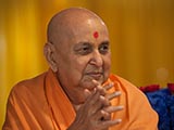  HH Pramukh Swami Maharaj greets devotees with 'Jai Swaminarayan'