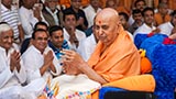  Swamishri greets devotees with 'Jai Swaminarayan'