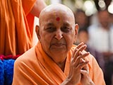  Swamishri greets devotees with 'Jai Swaminarayan'
