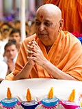  Swamishri greets devotees with 'Jai Swaminarayan'