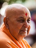  Swamishri greets devotees with 'Jai Swaminarayan'