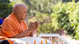  Swamishri greets devotees with 'Jai Swaminarayan'