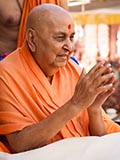  Swamishri greets devotees with 'Jai Swaminarayan'