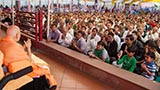 HH Pramukh Swami Maharaj greets devotees with 'Jai Swaminarayan'