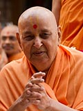 Swamishri greets devotees with 'Jai Swaminarayan'
