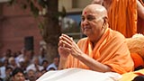 Swamishri greets devotees with 'Jai Swaminarayan'