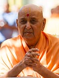 Swamishri engrossed in darshan