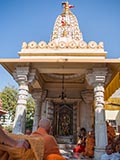 Swamishri engrossed in darshan