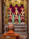 Swamishri engrossed in darshan