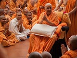 Swamishri greets devotees with 'Jai Swaminarayan'