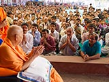 Devotees doing darshan of Swamishri