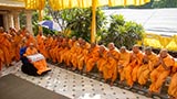 HH Pramukh Swami Maharaj greets devotees with 'Jai Swaminarayan