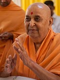  Swamishri greets devotees with 'Jai Swaminarayan'