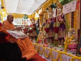  Swamishri performs pratishtha arti