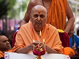 Swamishri performs pratishtha arti