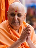 Swamishri greets devotees with 'Jai Swaminarayan'