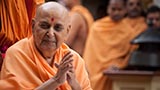 Swamishri greets devotees with 'Jai Swaminarayan'