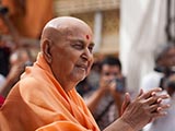 Swamishri greets devotees with 'Jai Swaminarayan'
