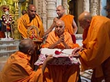  Swamishri sanctifies papers