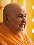  HH Pramukh Swami Maharaj arrives for Thakorji's darshan 