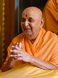  Swamishri greets devotees with 'Jai Swaminarayan'