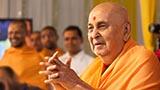  Swamishri greets devotees with 'Jai Swaminarayan'
