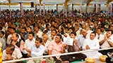  Devotees doing darshan of Swamishri