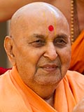  Swamishri blesses devotees