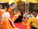  Swamishri performs pratishtha arti