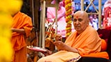  Swamishri performs pratishtha arti