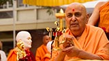 Swamishri performs pratishtha arti