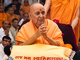  Swamishri greets devotees with 'Jai Swaminarayan'