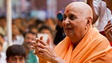  Swamishri greets devotees with 'Jai Swaminarayan'