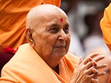  Swamishri greets devotees with 'Jai Swaminarayan'