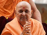  Swamishri greets devotees with 'Jai Swaminarayan'