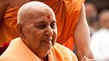  Swamishri greets devotees with 'Jai Swaminarayan'