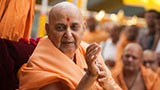  Swamishri greets devotees with 'Jai Swaminarayan'