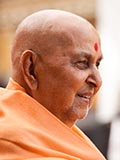  Swamishri greets devotees with 'Jai Swaminarayan'