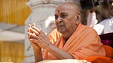 Swamishri greets devotees with 'Jai Swaminarayan'