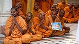  Sadhus doing darshan of Swamishri in the mandir pradakshina
