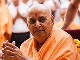  Swamishri greets devotees with 'Jai Swaminarayan'